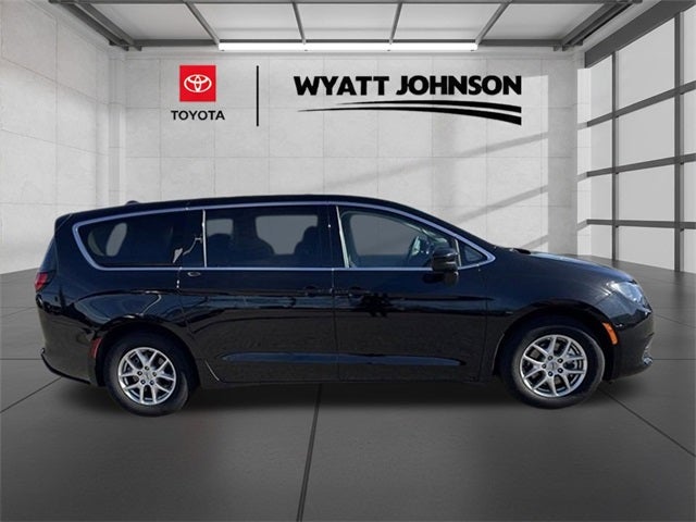 2024 Chrysler Voyager LX
