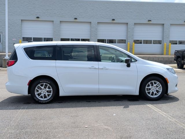 2024 Chrysler Voyager LX