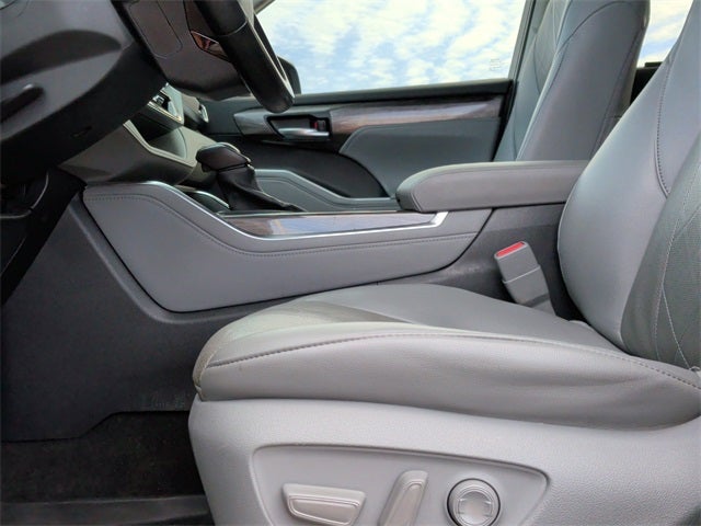 2023 Toyota Highlander Hybrid Platinum
